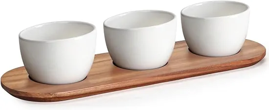 Bandeja de madera de acacia con 3 tazones de sopa de cerámica blanca en un juego de chips y DIP
