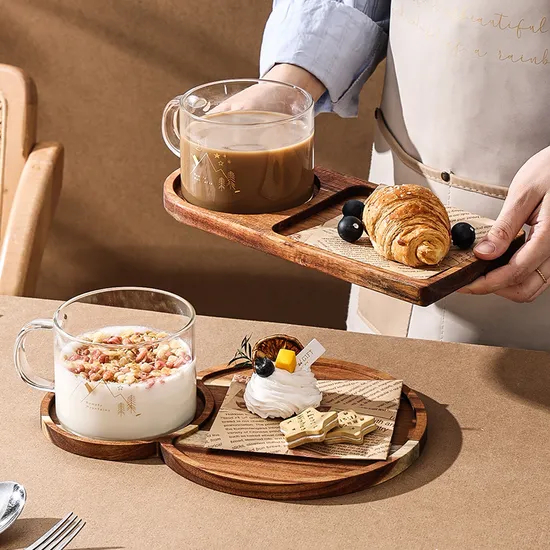 Bandejas de madera para servir charcutería de postre de Acacia con taza de vidrio para el desayuno