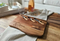 Tabla de cortar de madera grabada personalizada de Live Edge, tabla de queso de acacia con juego de cuchillos