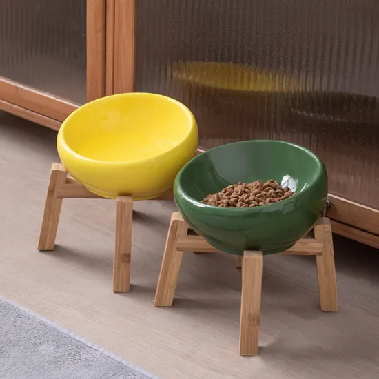 El agua de cerámica creativa del animal doméstico rueda el cuenco de la comida con la base de bambú resistente