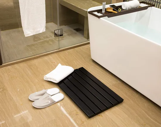 Alfombra grande de bambú de color negro para baño