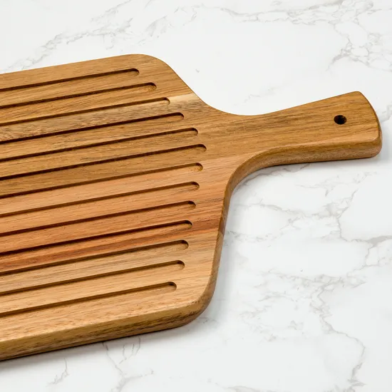 Tabla de cortar pan de madera con forma de padde y mango