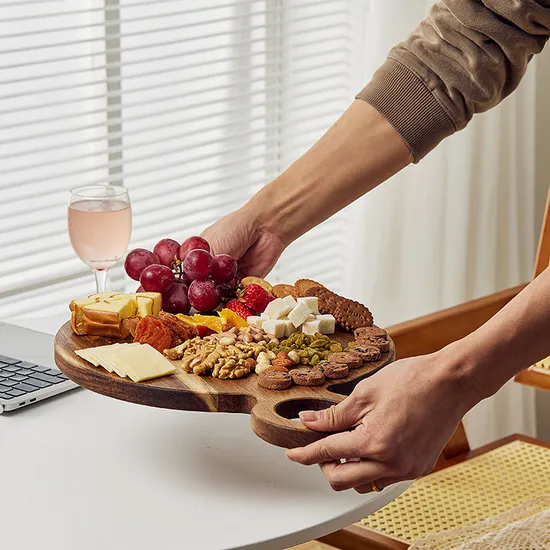 Tabla de cortar de cocina de madera de forma redonda personalizada con orificio para colgar