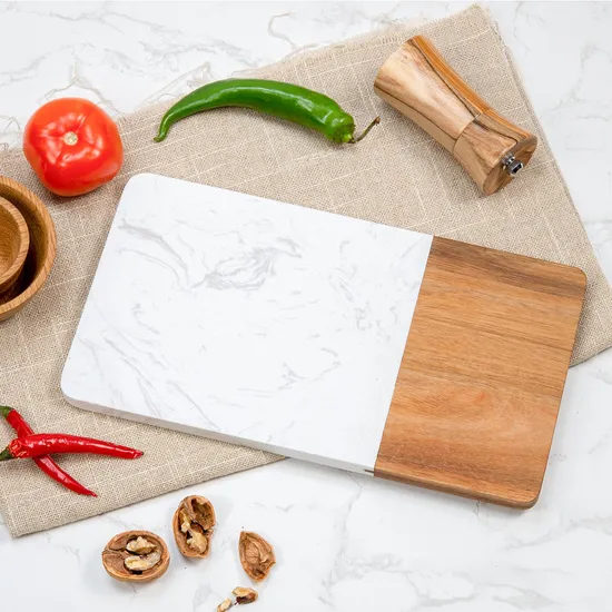 Tabla rectangular de mármol y madera para servir bistec y fruta