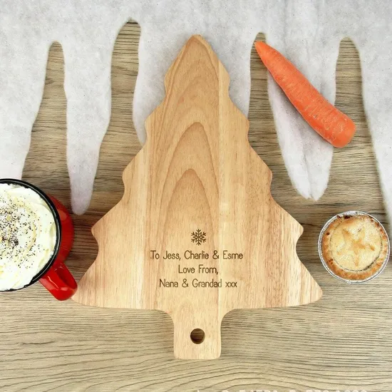 Tabla de cortar de madera con forma de árbol de Navidad grabada personalizada