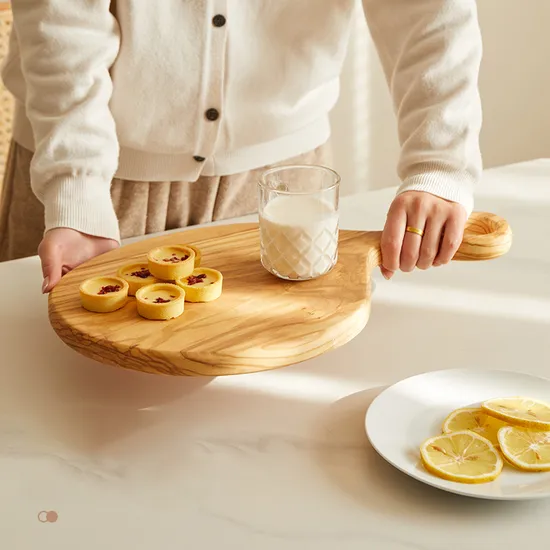 La cocina de encargo diseña la tabla de quesos del plato de servicio de madera de olivo con la manija