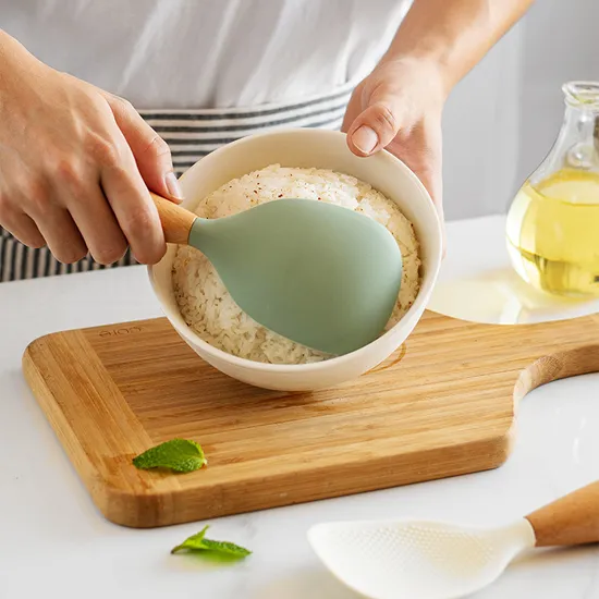 Cuchara de arroz de silicona estable antiadherente resistente al calor creativa con mango de madera