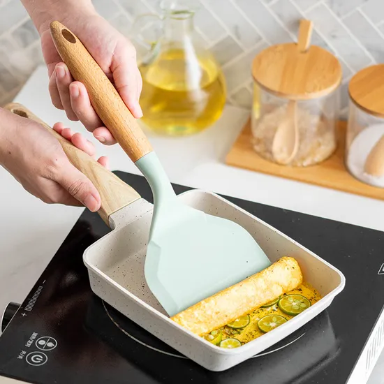 Pala para freír y quemar Jade de silicona ancha antiadherente con mango de haya para cocina