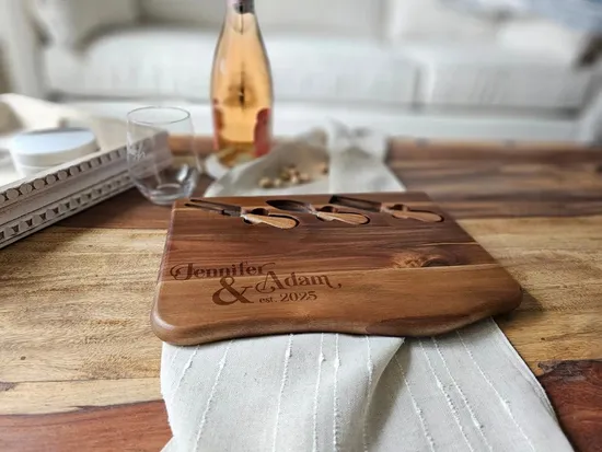 Tabla de cortar de madera grabada personalizada de Live Edge, tabla de queso de acacia con juego de cuchillos