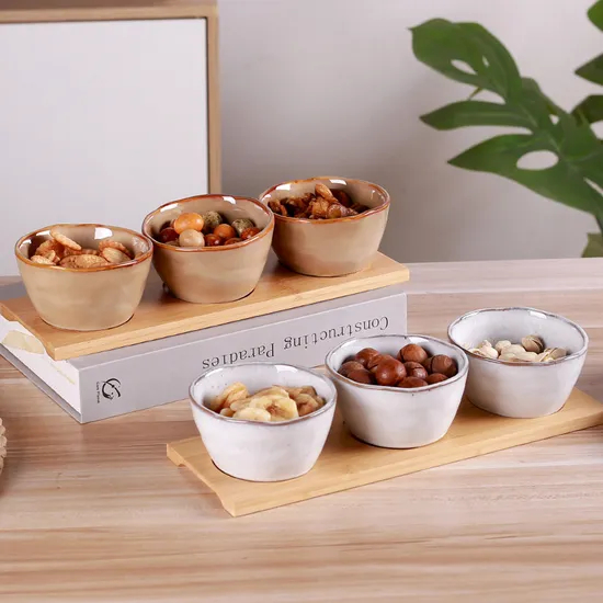 Práctico juego de platos y cuencos de cerámica con bandeja de bambú para frutas secas y dulces