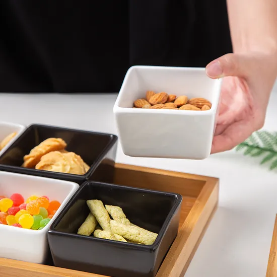 Plato determinado vendedor caliente de la porción del aperitivo del bocado del vajilla de cerámica con la bandeja de bambú de madera