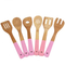 Los utensilios de cocina de bambú del color rosado fijaron las herramientas de madera de la cocina con el tenedor