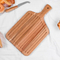 Tabla de cortar pan de madera con forma de padde y mango
