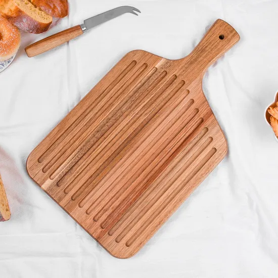 Tabla de cortar pan de madera con forma de padde y mango
