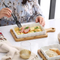 Bandeja de cerámica blanca vintage para servir fruta y aperitivos de queso con salvamanteles de bambú para hornear