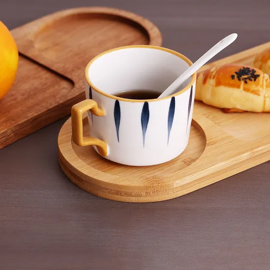 Bandeja para servir desayuno de madera de bambú con taza de café de cerámica