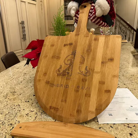 Tablero de bambú grande al por mayor de la pizza del tablero del pan de la pulgada de madera sólida 22X14 con la manija