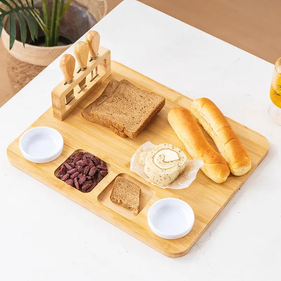 Tabla de cortar de madera de bambú multifuncional del regalo hermoso con los cuchillos para la pizza del pan del queso