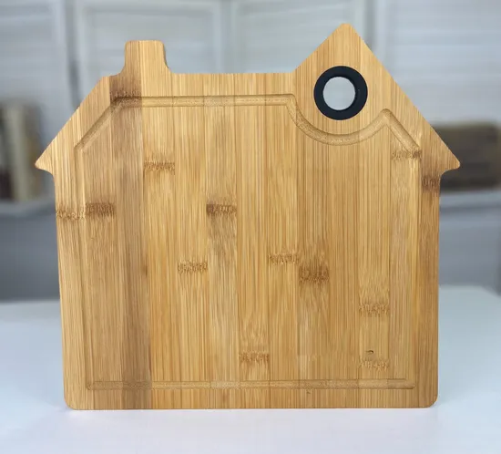 Tabla para servir de madera de acacia Houseshape, tabla para cortar frutas con orificio para colgar