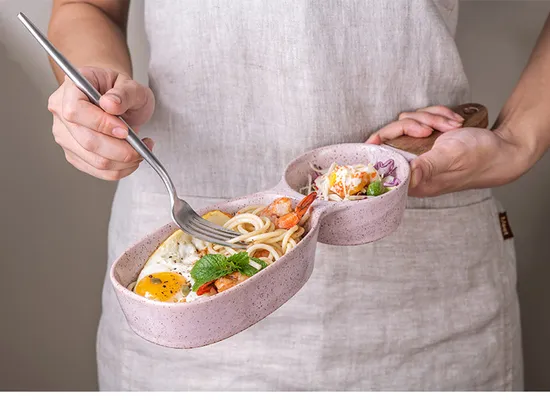 Elegante cuenco de cerámica para refrigerios con divisor y mango de madera