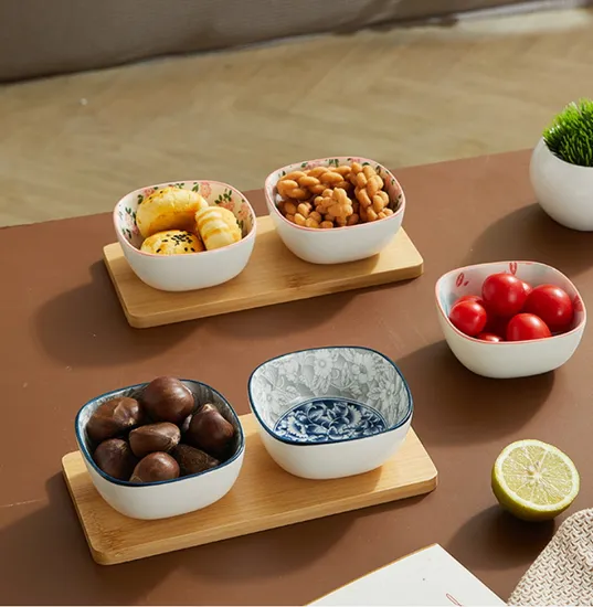 Elegante juego de cuencos de cerámica con bandeja de bambú para servir