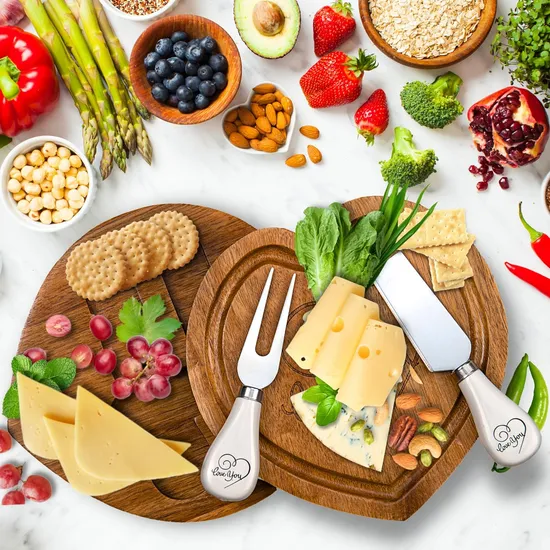 Bandeja/tablero de madera para servidor de queso en forma de corazón con juego de cuchillos