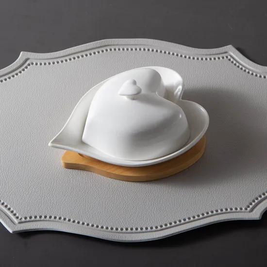 Gres en forma de corazón/plato de mantequilla cubierto de porcelana Contenedor de mantequilla con bandeja de bambú