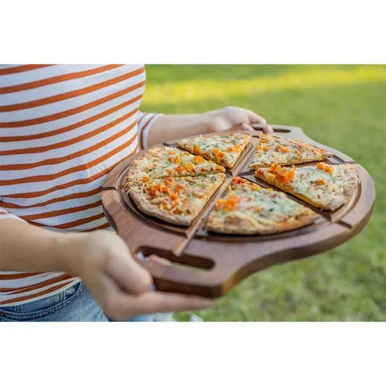 Tabla para cortar pizza de madera redonda con cuchillos