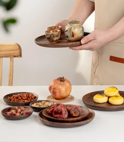 Sistemas de madera redondos rústicos de la placa de la porción de la nuez negra para el sushi/el bocado/el postre