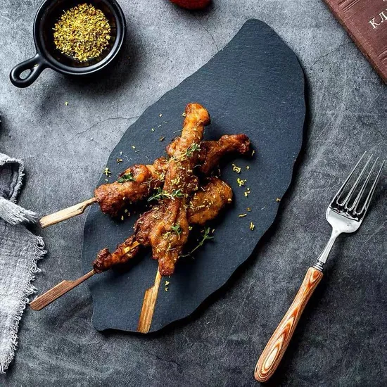 Fuente de pizarra con forma de paleta con asa y cuerda de cuero